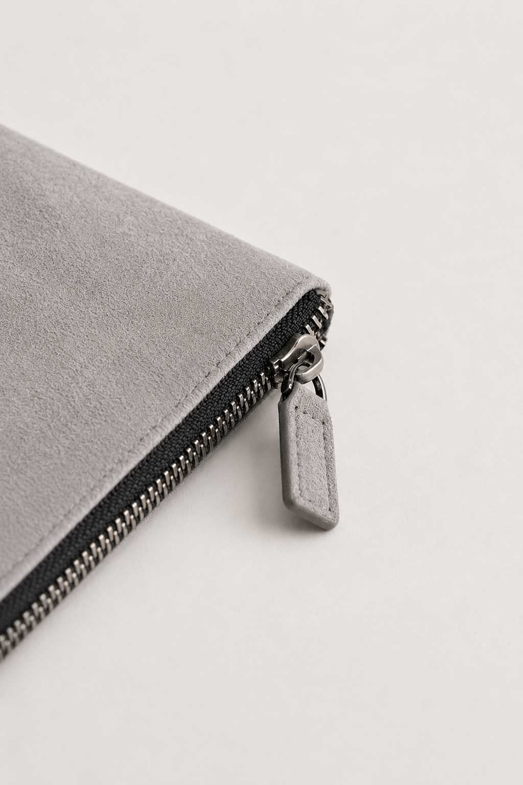 Alcantara Clutchtasche Mondsteingrau