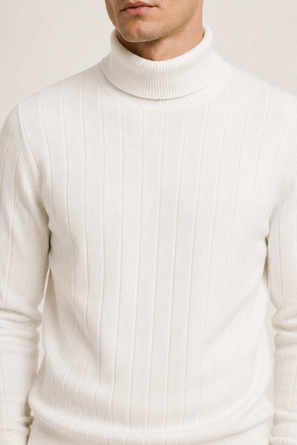 Taillierter Rollkragenpullover, Weiß