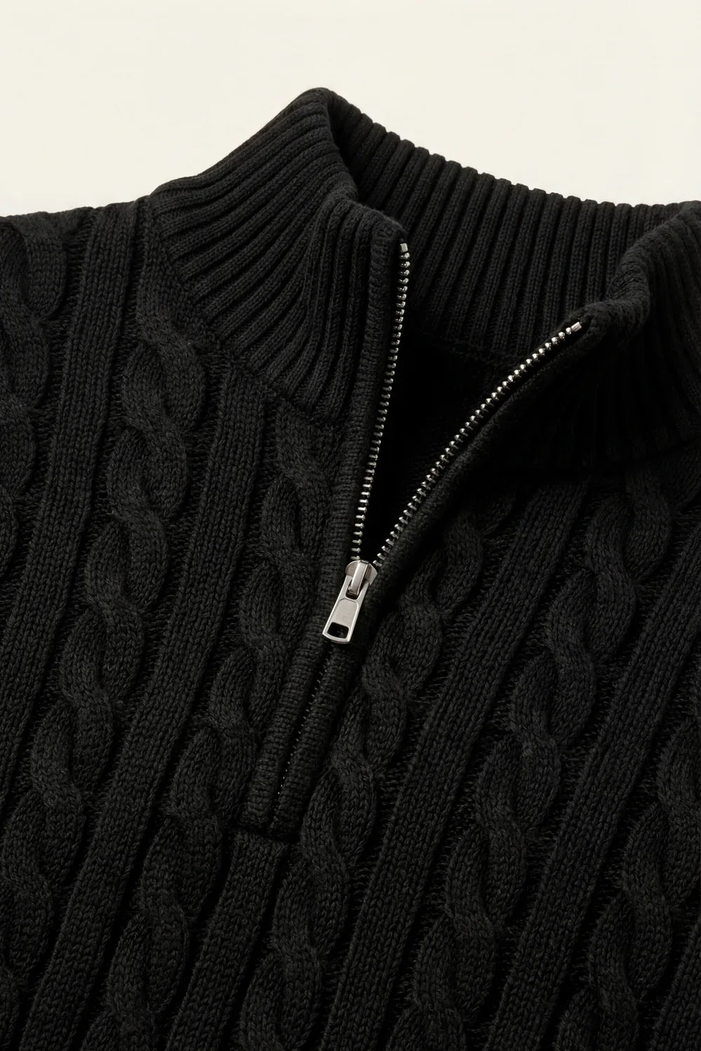 Klassischer Kabelstrick-Pullover mit Viertelreißverschluss, Schwarz
