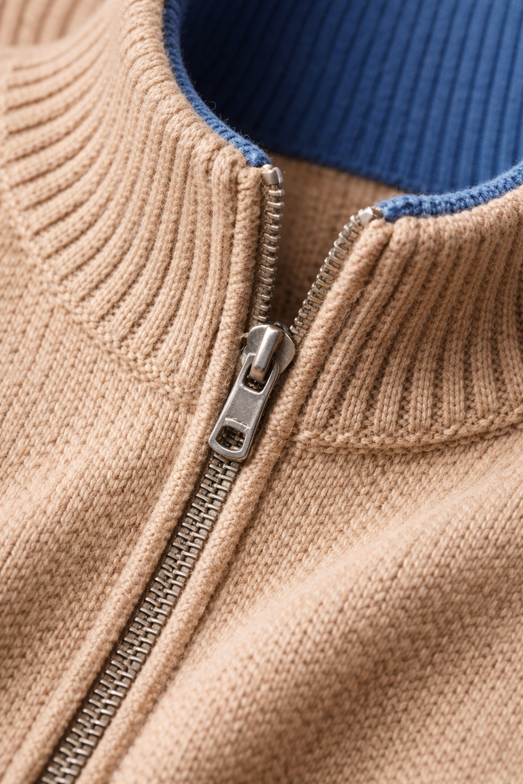 Raffinierter Strickpullover mit durchgehendem Reißverschluss Beige / Hellblau