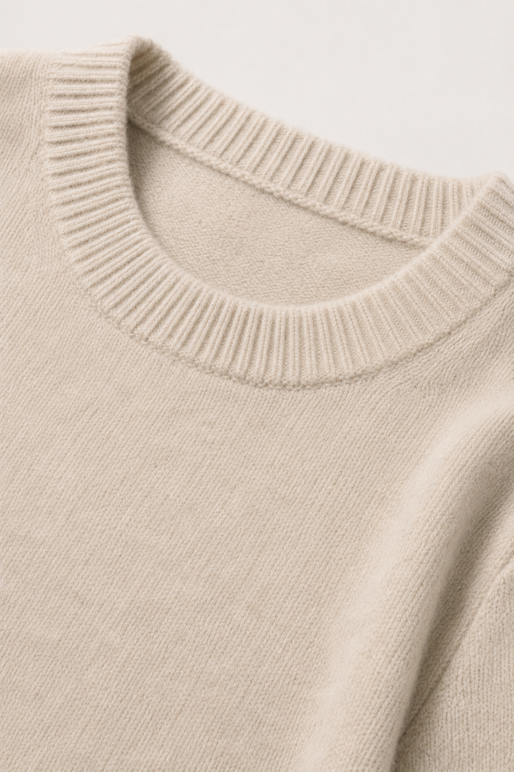 Feiner Wollpullover mit Rundhalsausschnitt in Beige