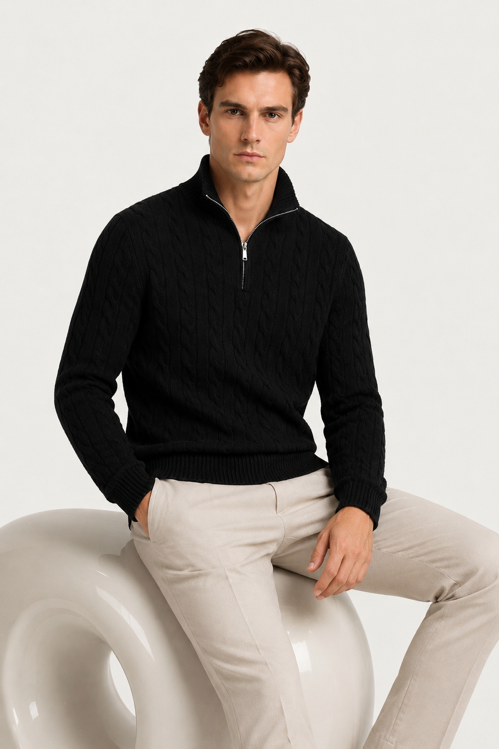 Klassischer Kabelstrick-Pullover mit Viertelreißverschluss, Schwarz