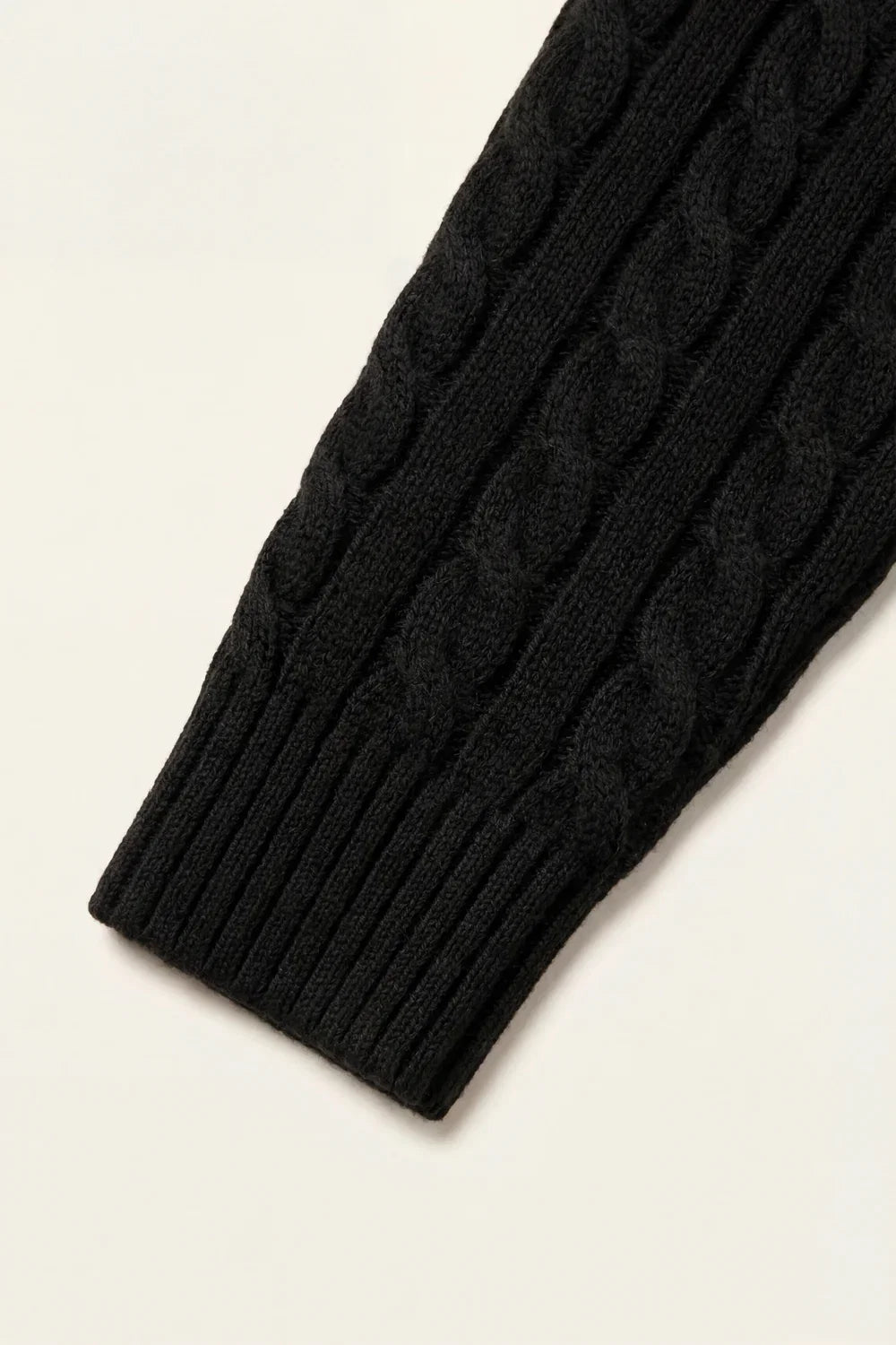 Klassischer Kabelstrick-Pullover mit Viertelreißverschluss, Schwarz